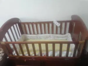 سرير أطفال بحاله ممتازه للبيع