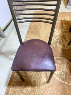 طاولات للبيع طاولات سفرة حجم صغير موجود 12طاولة كل طاولة مع 4كراسي بسعر حرق