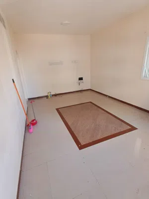 اجمل غرفه وصاله مع بلكونه للايجار السنوي بالشارقه البوطينه مبنى عوائل نظيف موقع مميز