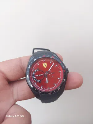 متاح ساعة فيراري اصلي 100بالمية شغاله 100بالمية بسعر مغري  الساعه عالفحص