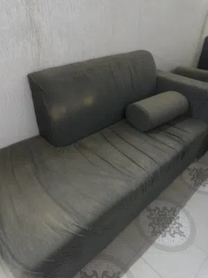 كنب  اثاث نظيف بس يحتاج لها تنظيف