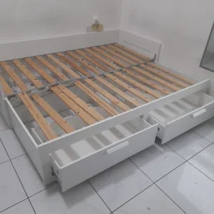 هيكل سرير "داي-بيد" أبيض متعدد الوظائف – أناقة، تخزين، وتوسعة ذكية