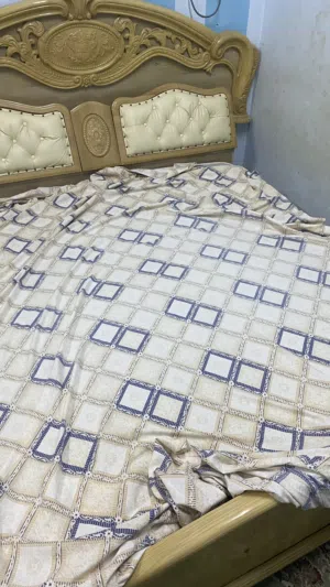 سرير كبير للبيع