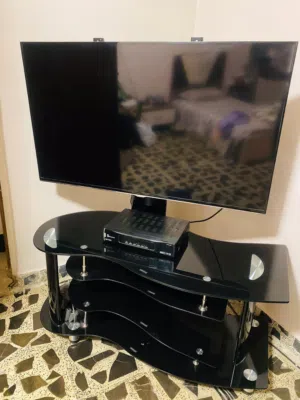 ميز تلفاز زجاج اسود اللون