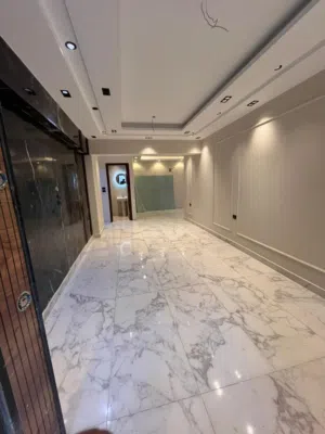 شقه ارضي بجاردن بجانب مول العرب  بجوار السياحيه الاولى حي الفيروز