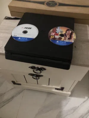 للبيع بلاستيشن 4 نضيف جداً ومع يد واحد وشريطان فيفا 25 و جراند 5