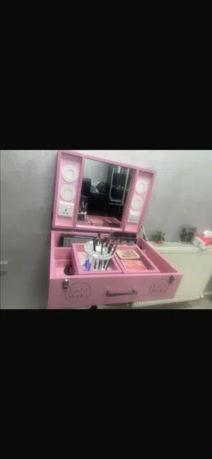 منظم ميك اب من الخشب واسع وكبير وجميل مع اضاءه لون جميل منظم رائع تحتاجه كل عروس