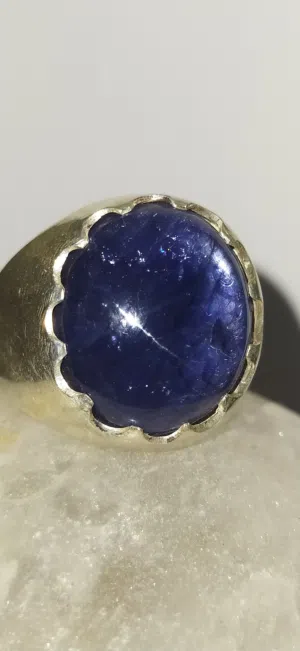 حجر الأيولايت (Iolite) هو حجر كريم شفاف وجميل ينتمي لمعدن الكورديرايت، يشتهر بلونه الأزرق البنفسجي ا