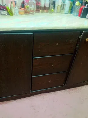 غرفه نوم مميزه مع تخت وفرشه زمبرك وطاولة احذيه استخدام بسيط