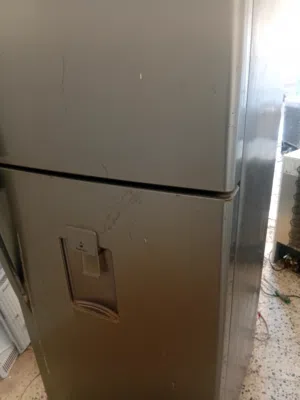ثلاجة منزلية كبيرة