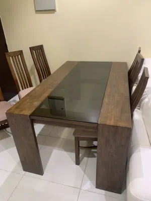 طاولة طعام مع كراسي