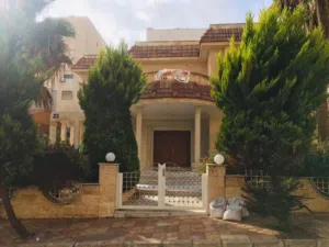 ضاحيه الرشيد موقع مميز فيلا 5نوم وحديقه وكراج