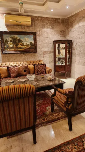 صالون ستيل مودرن مستعمل و بجودة عالية مع طاولة خشب رخام تقيل وطبيعي وفاترين