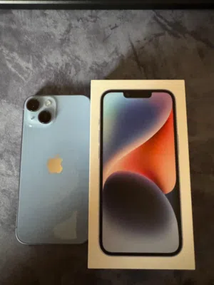 للبيع: iPhone 14 عادي (سعة 256GB) – كامل الأغراض مع إضافات مميزة!