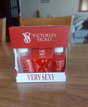 طقم 3 قطع victoria's secret عطر، زيت مساج، عطر للجسم 36 مل صناعة اميركا كاندي و فراولة