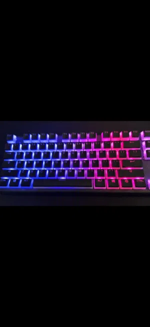 SteelSeries Apex Pro للبيع – نظيف ومعاه كابس SteelSeries