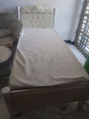 سرير مع الفراش نظيف جدا