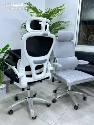 كرسي مكتب شبكي مع مسند الرأس متوفر باللون الاسود مع الأبيض واللون السكني بابيض