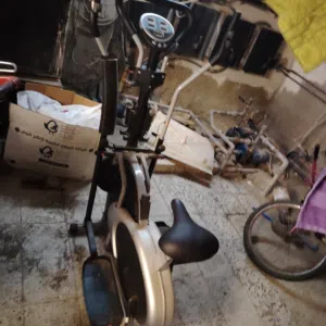 هذا الجهاز هو جهاز اوربتراك (Orbitrac) يُستخدم للتمارين الرياضية المنزلية.