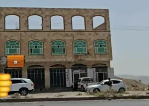 عمارة تجارية على شارع تعز مساحة 15 لبنة حر