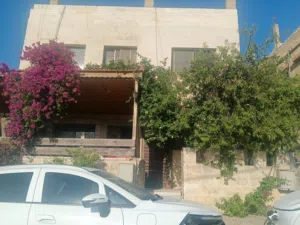 شقة صغيرة غرفتين وصالة ومطبخ وحمام  عرسان او عائلة صغيرة