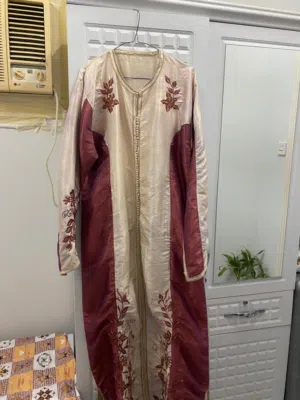 بيع فساتين وملابس نسائية جديدة