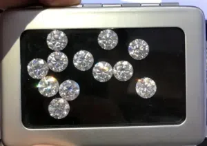 حجر الماس ( موزانايت)