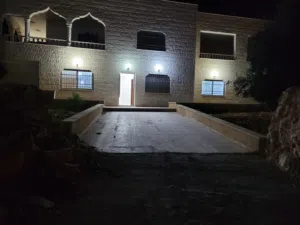 بيت للايجار مدخل مستقل 4 واجهات حجر شبابيك دبل اباجور كراج مستقل تشطيب سوبر