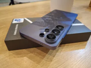 سامسونج S26 الترا 256GB تيتانيوم  بحالة الوكالة (كرتون + فاتورة الشراء + ضمان الوكيل ساري)