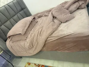 سرير 150 في مترين مستعمل ولكنه نظيف جدا جدا