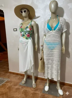 مانيكان عرض ملابس نسائي بتصميم ذهبي شامبانيا، جسم كامل وايدي بتحركو بحالة جديدة للبيع لايوجد اي خدش