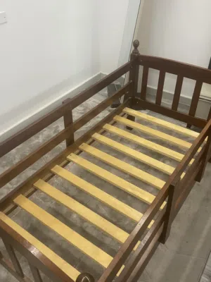 سرير اطفال للبيع