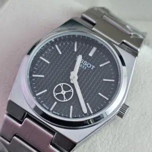 تيسوت 1859 – حيث يلتقي الفولاذ بالماء  روح سويسرية من صلب لا يصدأ  توقيع الخلود TISSOT