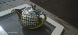 للبيع: إبريق شاي فاخر بتصميم ملكي (أبيض وذهبي) مميز ونادر