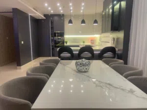 شقة جديده و مميزه جدا للإيجار شقة من أفخم شقق عمان الغربية جديده بالكامل 2 نوم 2 حمام و صالون واسع.