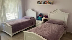 2 تخت مفرد مع كمودينة مع الفرشات