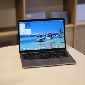 MacBook Pro M2 - 8GB RAM - 256GB SSD