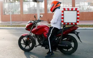 بيع شركة توصيل طلبات ويوجد دخل وعقود وسائقين راسخة وناجحة مع رخصة وجميع المركبات