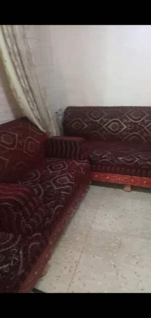 خشب سعودي زان لون جديد ويوجد كمان زاويه غير معروضه لانو لا تسع ب الغرفه