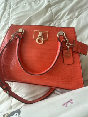 شنطة يد guess اوريجينال اشتريتها من فرنسا