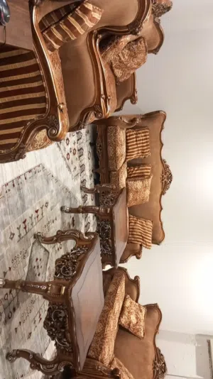 طقم كنب كلاسيكي فاخر مع سجادة بحالة ممتازة