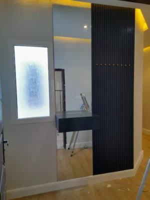 نجار متنقل بالرياض – تفصيل غرف نوم، تركيب أبواب خشب، صيانة أثاث بجودة عالية