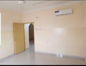 شقة مكونة من غرفتين فقط بدون صالة ودورة مياه ومطبخ تكييف وستائر جاهزة المنطقة خلف المستشفى المركزي و