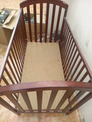 سرير اطفال من خشب