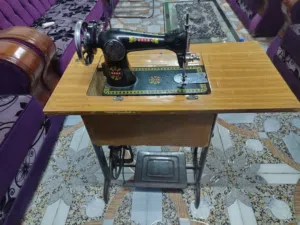 ماكنه خياطه منزليه + ميز