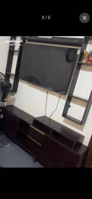 ديكور شاشة رفوف مع طاولة