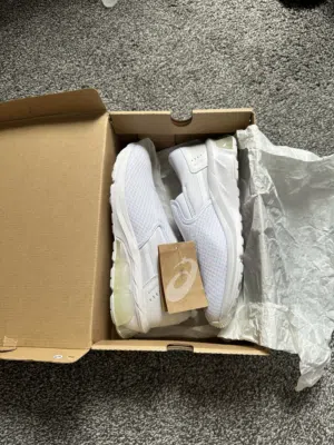 جوتي اسيكس اصلي ميه بالميه جديد بالكرتونه مقاس 42:5 shoes original سعر الشراء 33 سعر البيع ناررر 15