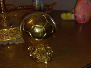 كرة ذهبيه موقعها من الاعب موسى التعمري السعر قابل للنخفاض