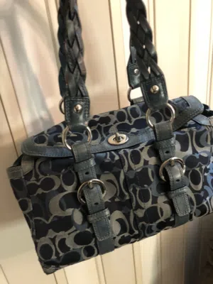 شنطة يد ستاتي ماركة جوتشي الأصلية مستعملة بحالة جيدة للبيع