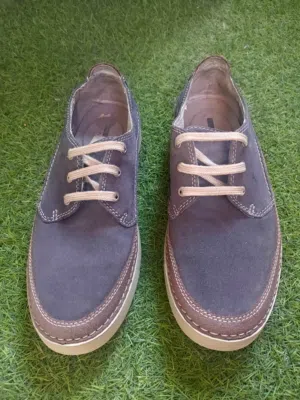 حذائين نوع Aldo و Clarks أصليات بحالة جداد